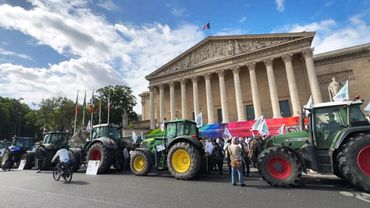Фермеры на тракторах частично заблокировали автодороги вокруг Парижа