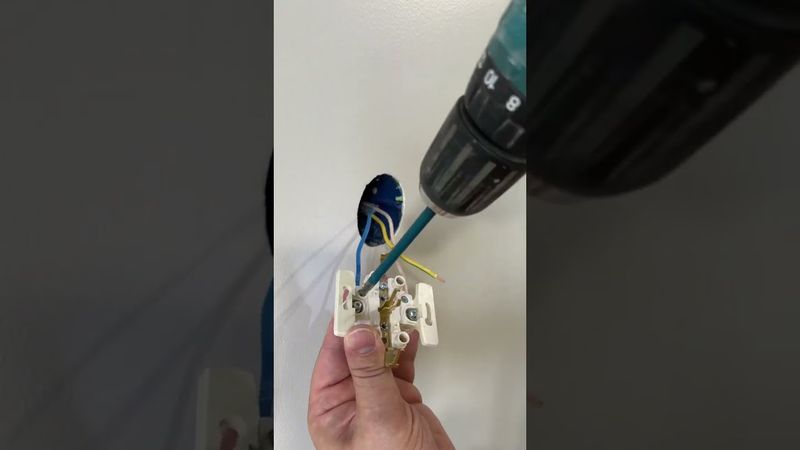 Монтаж двойной розетки!   #shorts #электрика #ремонтквартир