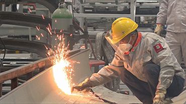 Экономика Китая: спад в производстве, подъём в розничных продажах