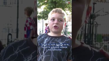 Dječak o električnim romobilima