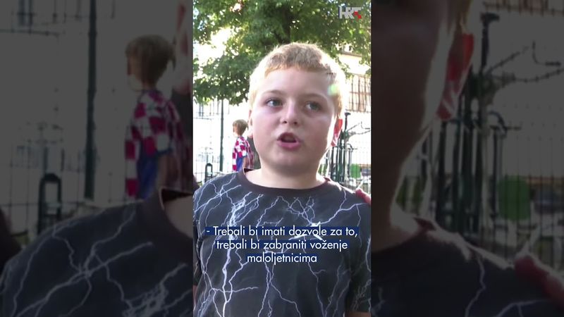 Dječak o električnim romobilima