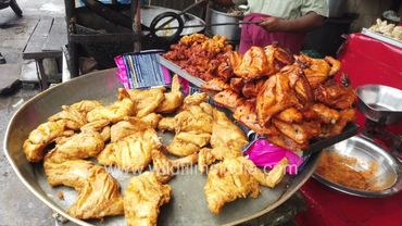 Fried chicken on sale during Bakrid fastival in Jama Masjid Delhi