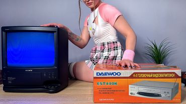 Unpacking a "new" and "sealed" Daewoo VCR