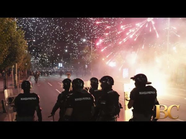 Dezenas de feridos na Sérvia em confrontos entre manifestantes e apoiadores do governo