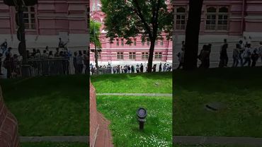 Это очередь в мавзолей Ленина. 💀 Если что, это вход на Красную площадь, настолько там большая очеред