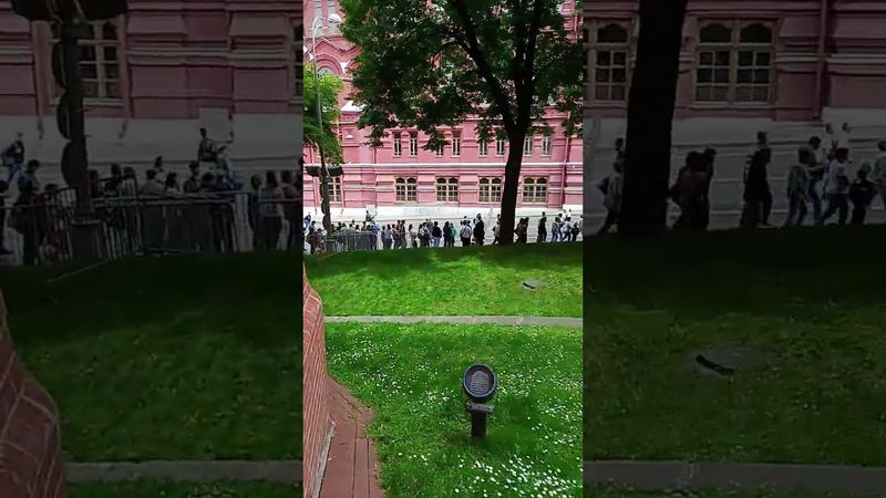 Это очередь в мавзолей Ленина. 💀 Если что, это вход на Красную площадь, настолько там большая очеред