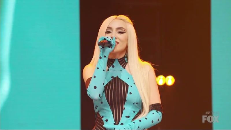 Ava Max – Sweet but Psycho (FOX's New Year's Eve Toast & Roast 2021) [1080p60]