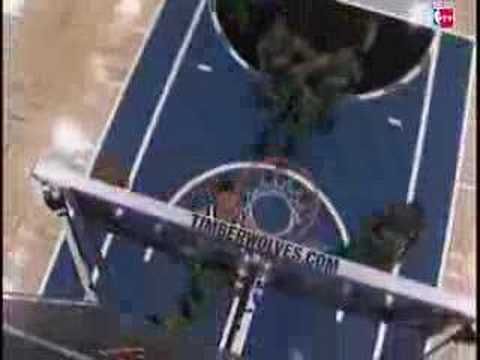 Leon Powe beats the buzzer!