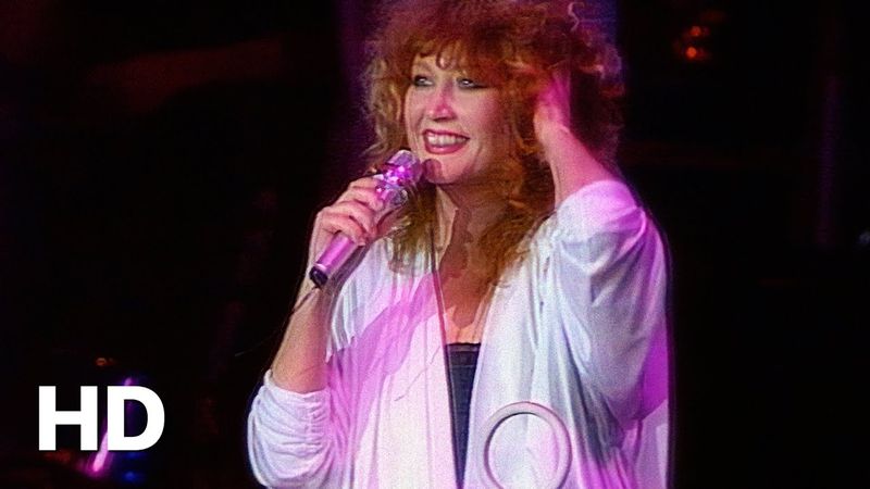 Алла Пугачёва - Молодой человек, пригласите танцевать (Official Video) [«Рождественские встречи»]