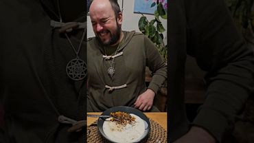 Любит сметану! Случайно ливанул в тарелку много деревенской сметаны. И всё съел! Он специально?)