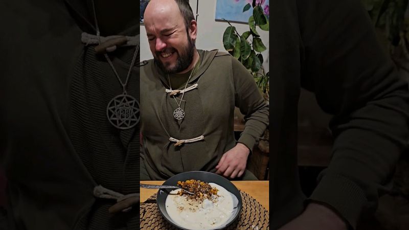 Любит сметану! Случайно ливанул в тарелку много деревенской сметаны. И всё съел! Он специально?)