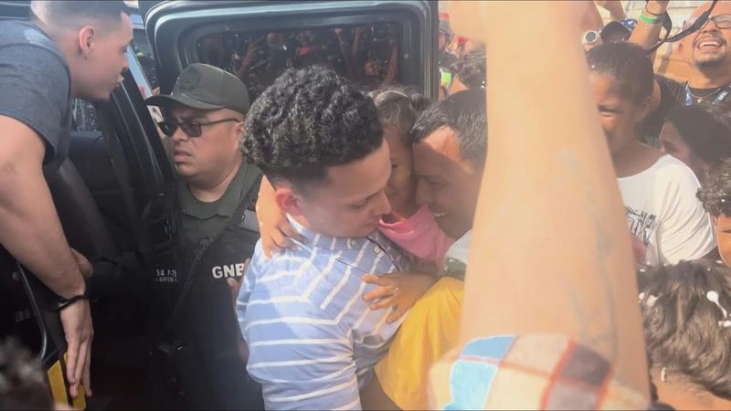 Tears of joy as Venezuelan migrants return from Salvadoran prison 'hell' | AFP