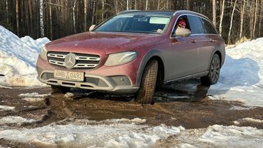 Шикарный Mercedes-Benz E 213 All-Terrain со скрученными пробегом...