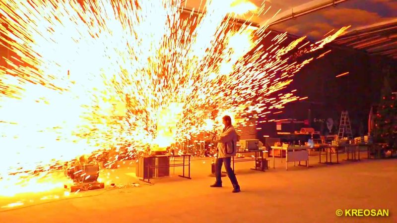 ✅Электромагнитный УМЕНЬШИТЕЛЬ предметов 💣 Первые испытания опасного изобретения и ВЗРЫВ