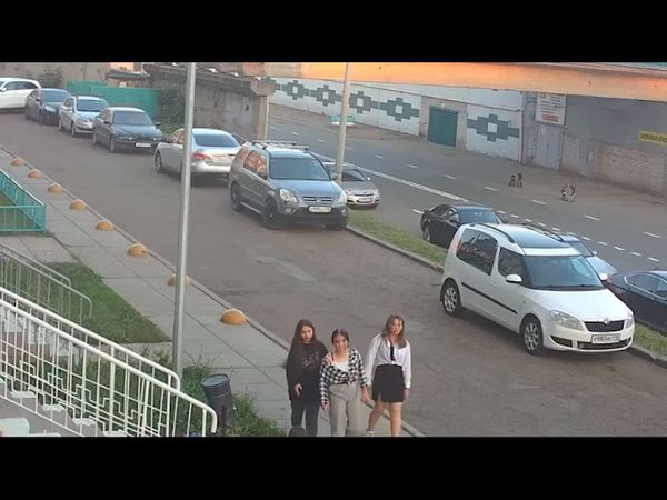 Урна ушатала двух подростков