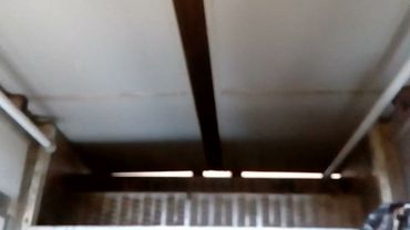 Нижнее поддувало в тамбуре электрички