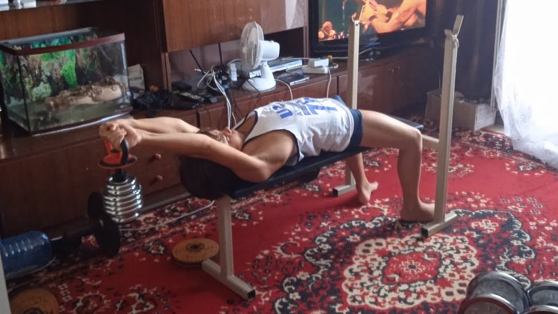 Пуловер с гирей.