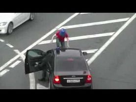 Мужчина с синим ведром на голове атаковал машину ФСО