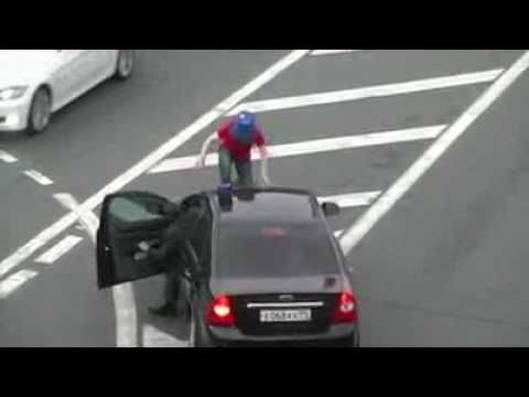 Мужчина с синим ведром на голове атаковал машину ФСО