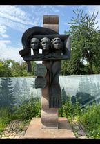 Здесь в декабре 1943 года были казнены учительница Мария Павловна Чиж...