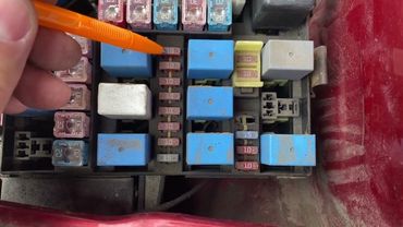 Hyundai Accent ПРЕДОХРАНИТЕЛИ ПОД КАПОТОМ