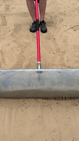 Чистка пляжа - монстр в песке