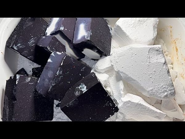 Black Dyed Vs Big Jumbo 🖤🤍 