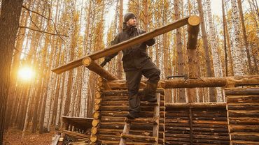 СТРОИМ ЛАЧУГУ В ЛЕСУ. ДОСКИ БЕНЗОПИЛОЙ ДЛЯ КРЫШИ. 4 СЕРИЯ.
