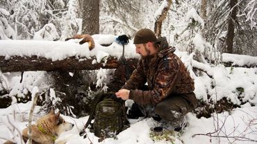 ПОЛГОДА СПУСТЯ В ИЗБУ ГЛУХАРИНУЮ. ТЯЖЁЛЫЕ БУДНИ ОХОТНИКА. ДОБЫВАЕМ ПУШНИНУ С СОБАКОЙ.