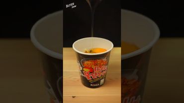 Приготовил Острый Корейский Бургер из Лапши Buldak 🍔🧨 #shorts