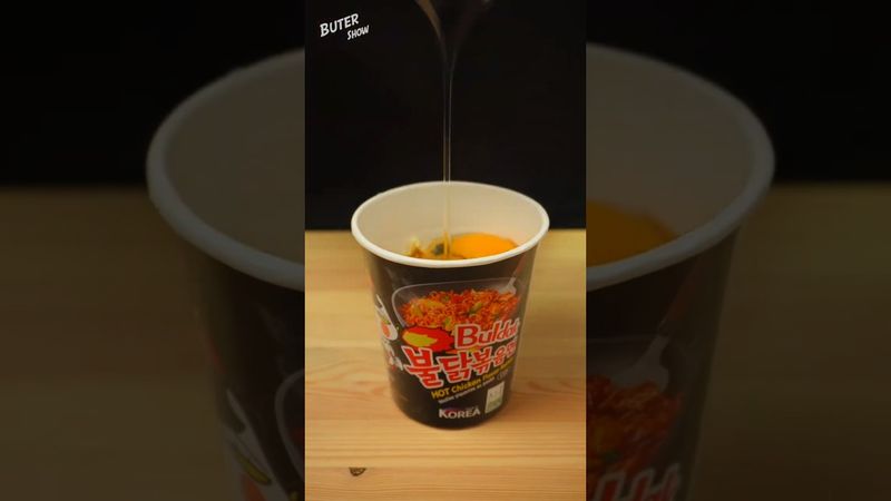 Приготовил Острый Корейский Бургер из Лапши Buldak 🍔🧨 #shorts