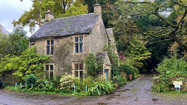 Rainy Autumn Walk in ENGLAND: Exploring a 1000-Year-Old COTSWOLDS Village