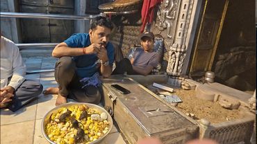 Kutsal Fare Tapınağına Gittim | Farelerin Yiyeceklerinden  Yediler ~ 25.000 Fare var