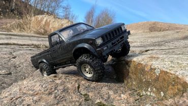 RC Toyota Hilux RC4WD Trailfinder 2 rock crawling