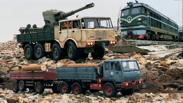 RC MILITARY TRUCK : CROSS RC DC8 vs FC6 | Rc Rock Crawler