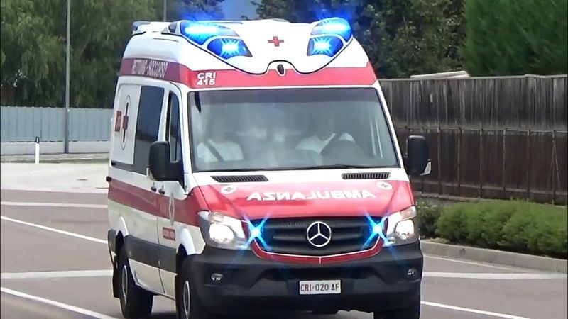 [CLACSON] Passaggio Ambulanza 415 Croce rossa Bolzano in sirena / RTW - RK auf Einsatzfahrt in Bozen