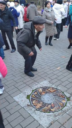 двигаюсь на мурмулях 🤣 #танцы #🤣# двигаюсьнамурмулях#танцующийдедушка#🤣 