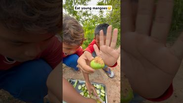 Eat young mangoes 🤤🫣 #edit #food #mukbang #ញ៉ាំស្វាយខ្ចី
