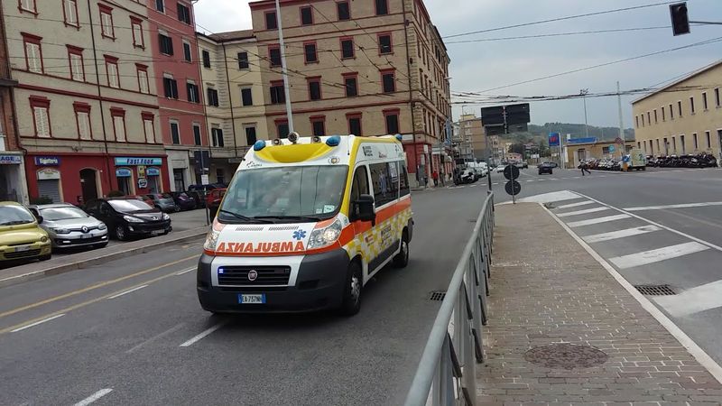 [Whistle siren-fischio] Ambulanza croce gialla Ancona in emergenza