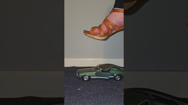 Високі підбори, ASMR Crushing. Повне відео на преміум-платформі #modelcarcrush #asmrcrunch #asmrs...