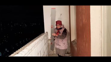 Выравниваю основание под остекление. Нам бурят скважину.