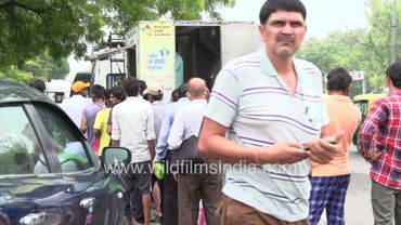 Help & Support Foundation staff sell food for just 5 rupees to help the needy near AIIMS