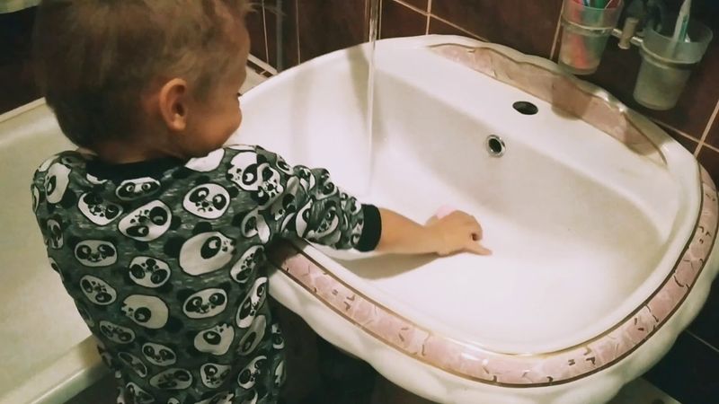 Руки мыть...руки мыть нужно каждый день.