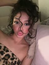 кареглазая брюнетка