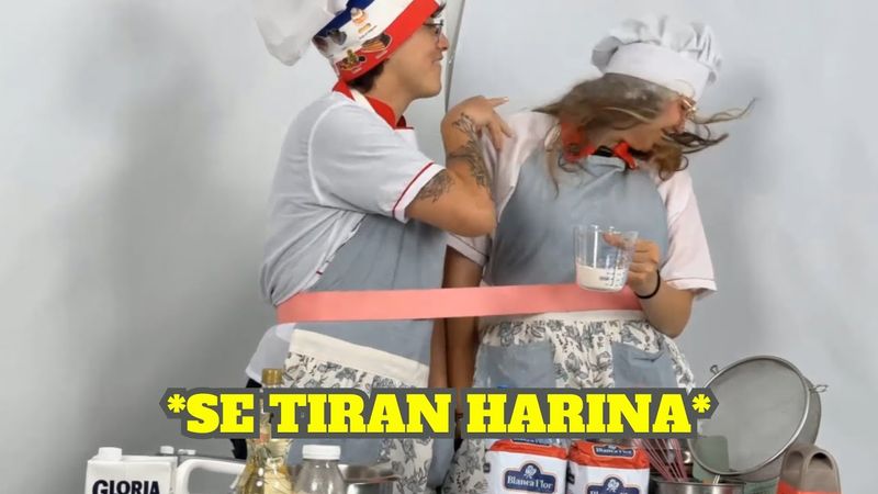 GLOGLO Y EMI JUGANDO MIENTRAS PREPARAN UN KEKE