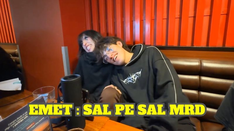 EMET TRATA DE BOTAR A GLOGLO DE SU HOMBRO PERO LE FALTA FUERZA