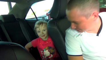 Маргарита и папа катаются на МАШИНЕ