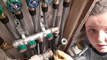 Монтирую коллектор в туалете трубы рехау стабил. 4 года назад.(право-лево зеркальное, так снимала)