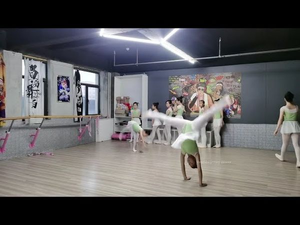 Dance girl training daily.(294)