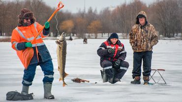 на ЖЕВАЧКУ поймал двух ОСЕТРОВ!!! Новичок удивил бывалых рыбаков!
